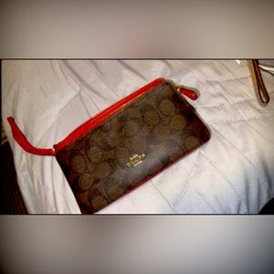 Coach pebbled wristlet in great condition!